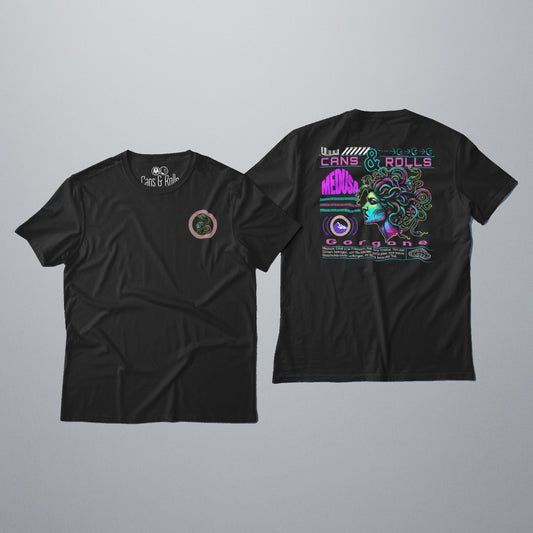 Dieses Bild zeigt 2 T-Shirts. Einmal die Vorderseite und einmal die Rückseite von dem T-Shirt Medusa.