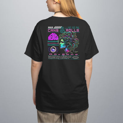 Dieses Bild zeigt einen Frau mit dem T-Shirt Medusa von hinten. Auf dem Rücken ist groß das Motiv Medusa mit einigen Einzelheiten zu sehen. Als Überschrift steht Cans & Rolls, darunter rechts ist der Kopf der Meduse als Kunstzeichnung groß, links steht Medusa in Pinker Schrift, direkt darunter sind drei griechische Linien und darunter sieht man den Olymp (Berg) eingekreist vom olympischen Götterkreis. Unter all dem steht das Wort Gorgone und darunter der Text "Medusa Einst eine Pristerin, nun eine Kreatur..