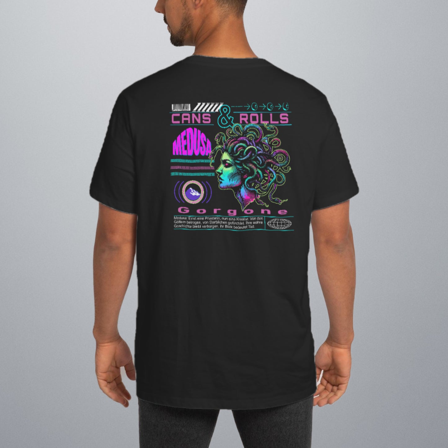 Dieses Bild zeigt einen Mann mit dem T-Shirt Medusa von hinten. Das T-Shirt ist schwarz und auf dem Rücken ist in einem großen Motiv Medusa mit einigen Einzelheiten zu sehen. Als Überschrift steht Cans & Rolls, darunter rechts ist der Kopf der Meduse als Kunstzeichnung groß, links steht Medusa in Pinker Schrift, direkt darunter sind drei griechische Linien und darunter sieht man den Olymp (Berg) eingekreist vom olympischen Götterkreis. Unter all dem steht das Wort Gorgone und darunter der Text der Medusa.