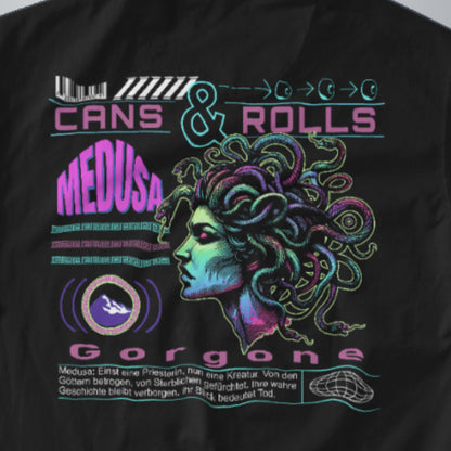 Dieses Bild das Motiv. Als Überschrift steht Cans & Rolls, darunter rechts ist der Kopf der Meduse als Kunstzeichnung groß, links steht Medusa in Pinker Schrift, direkt darunter sind drei griechische Linien und darunter sieht man den Olymp (Berg) eingekreist vom olympischen Götterkreis. Unter all dem steht das Wort Gorgone und darunter der Text "Medusa Einst eine Priesterin, nun eine Kreatur. Von den Göttern betrogen, von sterblichen gefürchtet. Ihre wahre Geschichte bleibt verborgen, ihr Blick bedeutet Tod