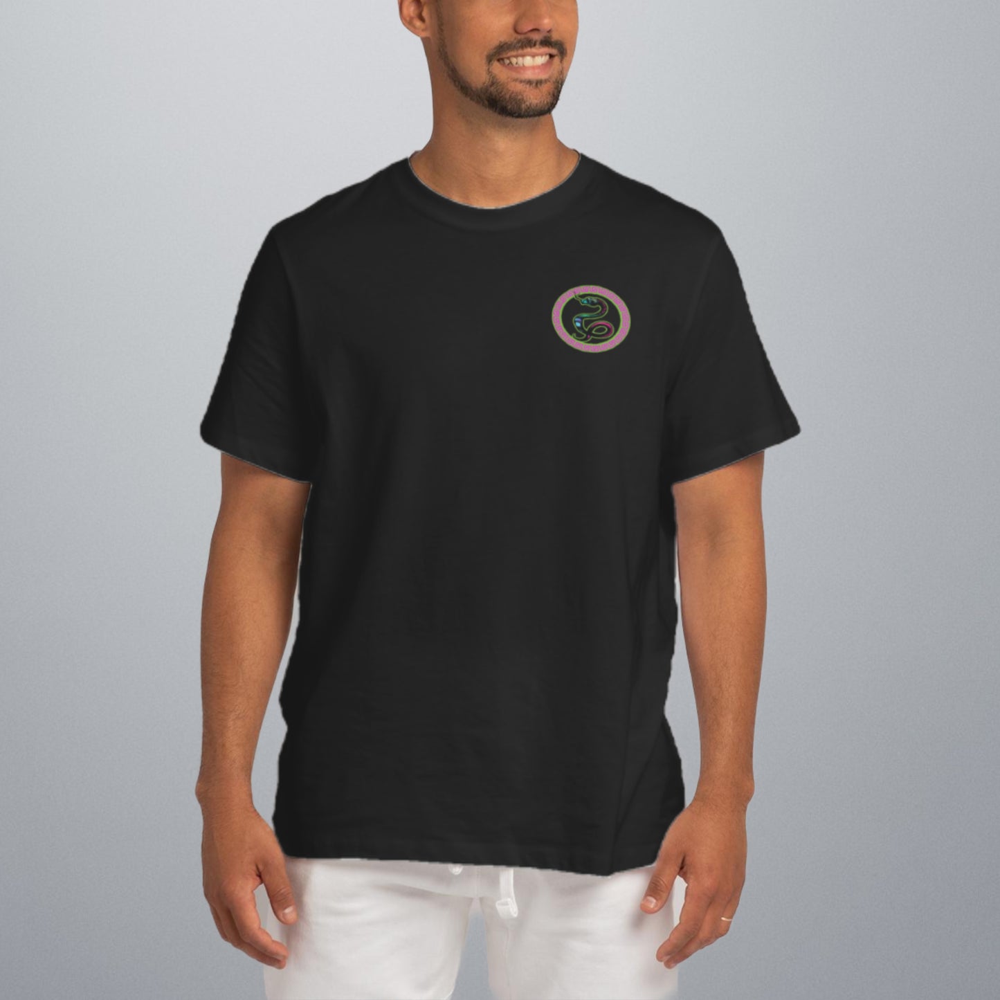 Dieses Bild zeigt einen Mann mit dem T-Shirt Medusa von vorn. Das T-Shirt ist schwarz und auf der linken Brust ist eine Schlange in einem Kreis.